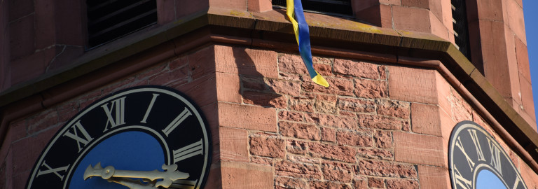 Kirchturm mit Flagge