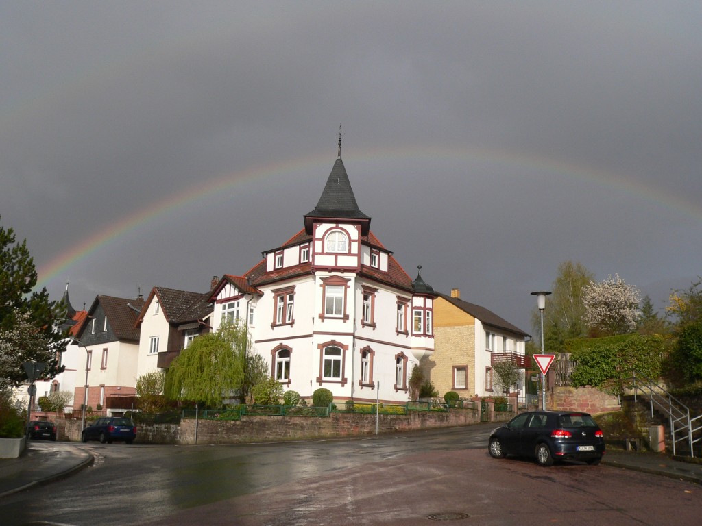 Pfarrhaus mit Regenbogen