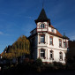 Pfarrhaus mit blauem Himmel