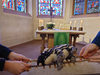 Theo Tapir in der Kirche