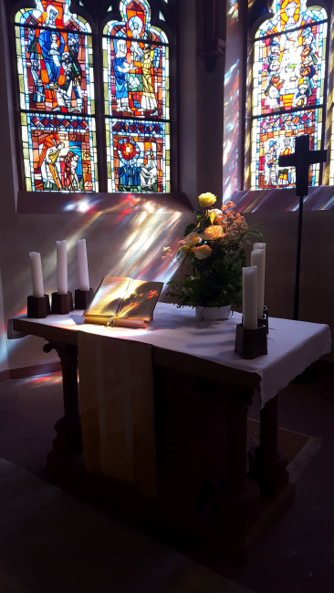 Offene Kirche Altar